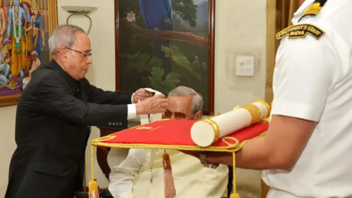 Atal Bihari Vajpayee Biography: President Pranab Mukherjee presenting Bharat Ratna 