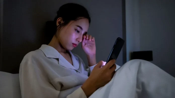 mobile-blue-light-sleep-effect मोबाइल फोन की नीली रोशनी और नींद पर उसका प्रभाव