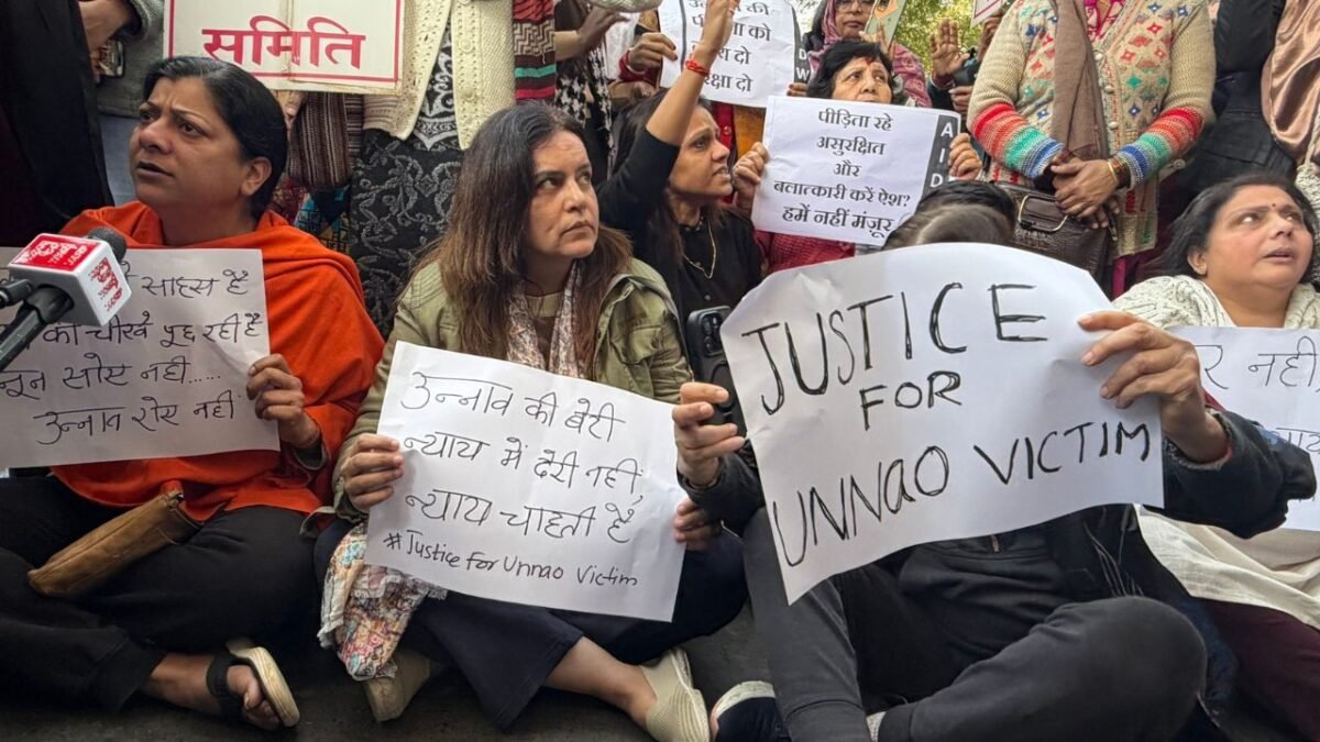 Unnao Rape Victim Family Protest at India Gate for Justice