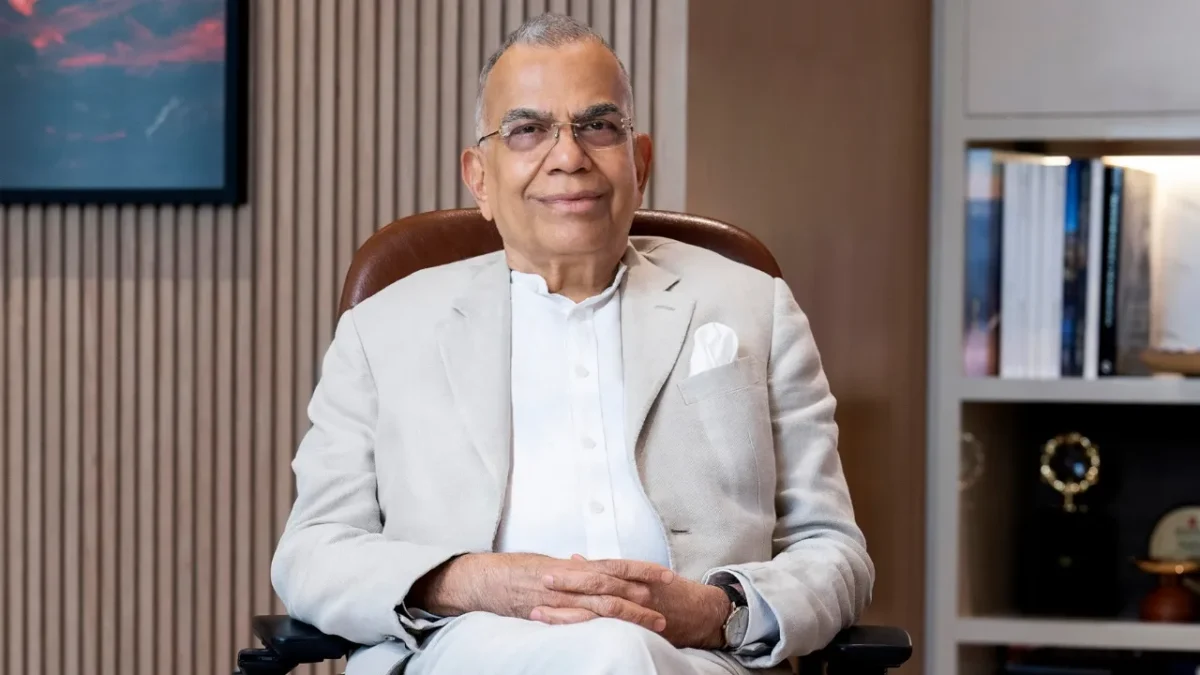 ओमान जाकर मेनन ने 3.5 लाख रुपये का लोन लिया और इंटीरियर डेकोरेशन की कंपनी शुरू की।