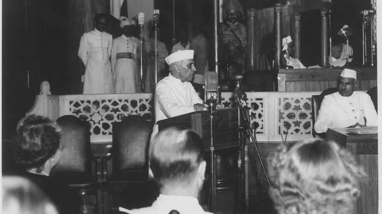 15 अगस्त 1947 का इतिहास: खाली लिफ़ाफ़ा, जलता लाहौर और गांधी का अनशन। आज़ादी की 8 कहानियाँ जो इतिहास में दब गईं नेहरू ने अपनी पहली सरकार में अपने विरोधियों को मंत्री क्यों बनाया था?