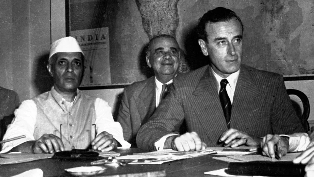 15 अगस्त 1947 का इतिहास: खाली लिफ़ाफ़ा, जलता लाहौर और गांधी का अनशन। आज़ादी की 8 कहानियाँ जो इतिहास में दब गईं