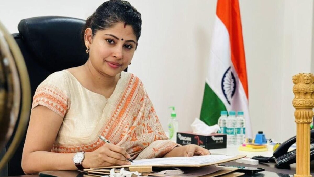 IAS Smita Sabharwal working for health and education - Inspiring stories of Civil Servants in Hindi